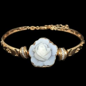 Bridgerton pearl jewelry